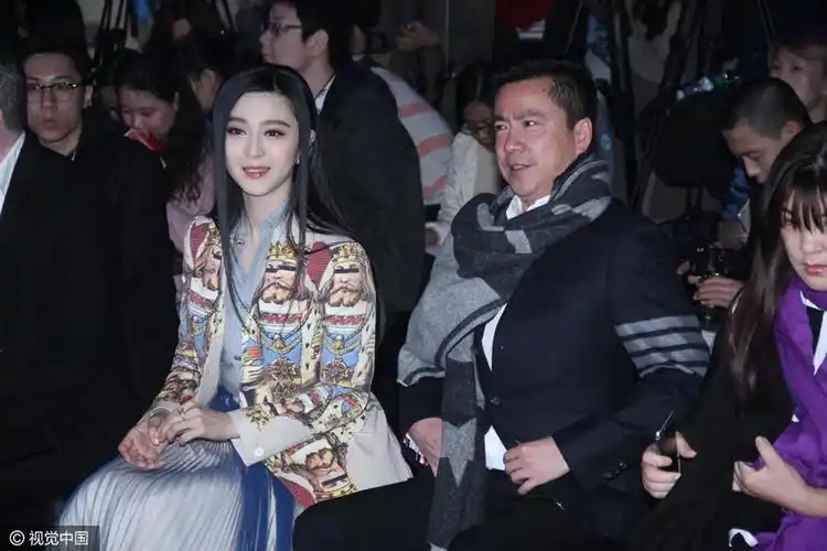 范冰冰与王中磊热聊 撩发显妩媚