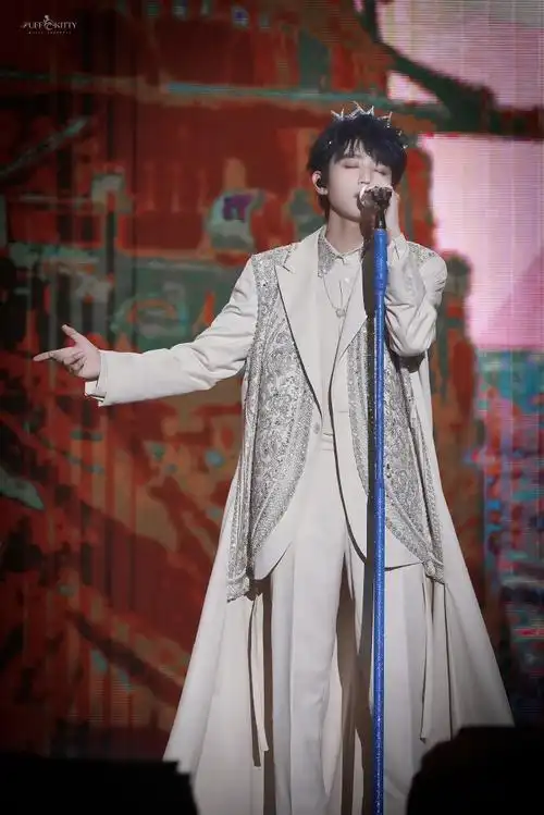 王俊凯 族长#  才发现这件衣服不仅有小时候的照片,还有蓝色小话筒和