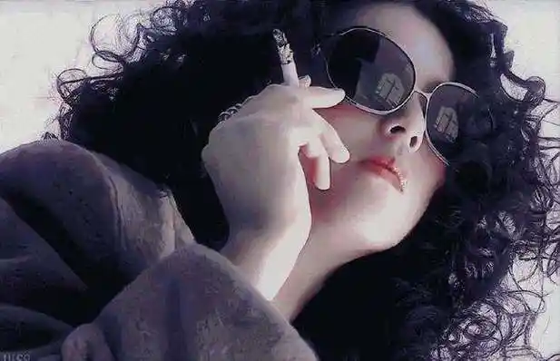 前惊艳,人后疲惫,这7名女星靠抽烟缓解压力,个个_杨颖_张雨绮_蒋勤勤