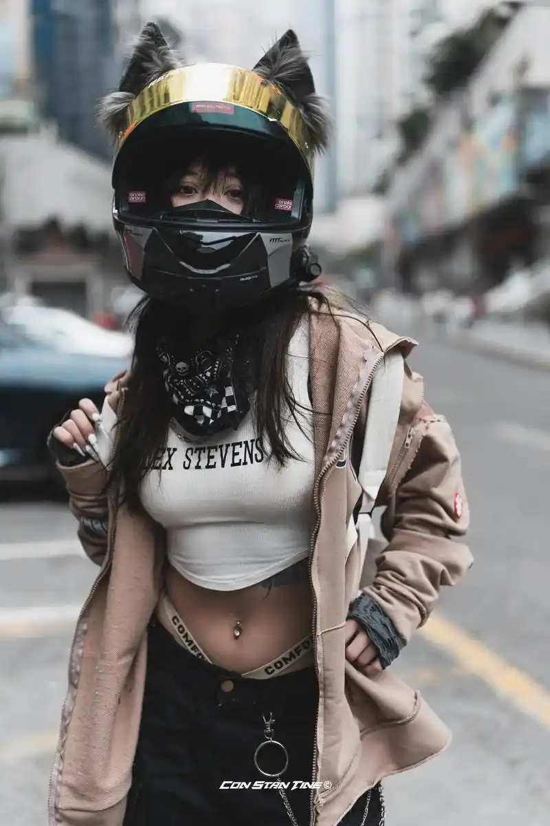 机车摄影 #最酷机车女孩 #那些被头盔封印的颜值 #图文伙 - 抖音