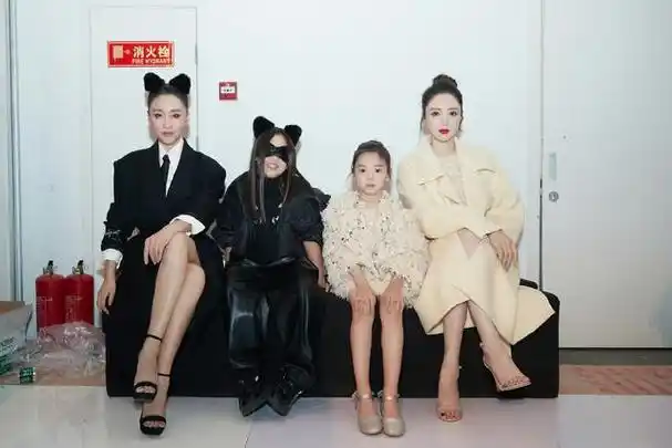 没想到苗圃的女儿都长这么大了,昔日母女俩同框去走秀,穿搭酷飒头戴