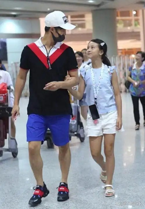 田亮父女拍广告,15岁森碟身高直追爸爸腿一样粗,长得像孪生兄妹