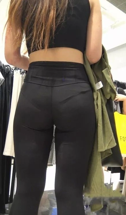 黑色紧身裤丰腴美臀美女,你的pp也太大了