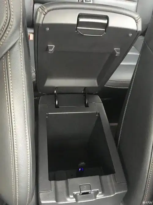车副驾驶的扶手箱,很宽大,女性的包包大事特别大的根本没问题