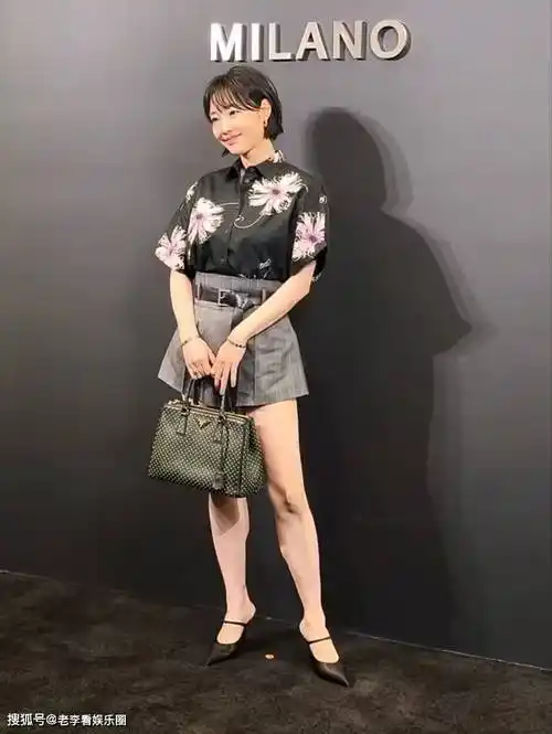 白百何性感复出网友发现其膝盖异常果然是人老先老腿