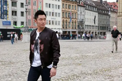 李东学赴德拍时尚街拍