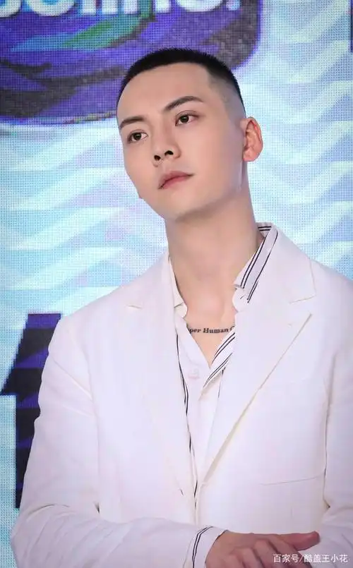 寸头 白t极少人hold住,陈伟霆却把它玩成了标配,真的是有颜任性