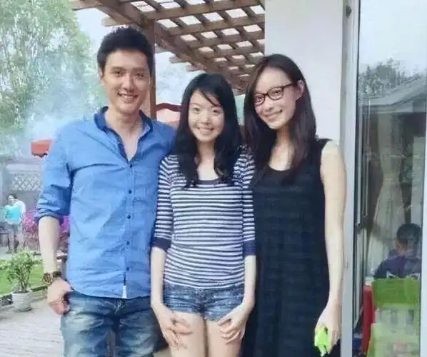 后来她又喜欢上井柏然,王中磊直接让井柏然来陪女儿过生日.