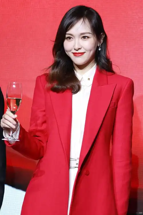 唐嫣2019年4月20日,北京,唐嫣出席某活动,她穿红色西装配白短裙展御姐