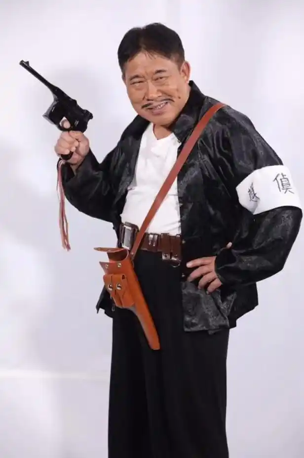 内地四大反派罕聚首!杜旭东悠闲抽烟,52岁"吴江海"超萌超可爱