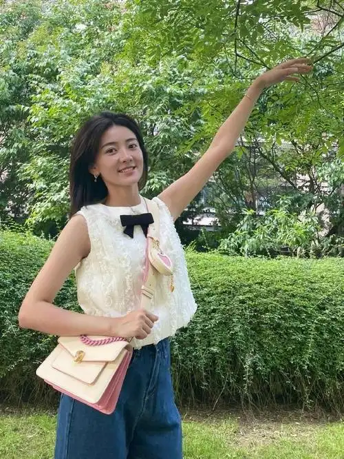 分手后的梁洁更少女了穿短上衣配牛仔裤出门生图下仍嫩出水来