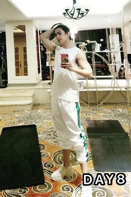 陈若轩腹肌出走##陈若轩腹肌跑了正在追