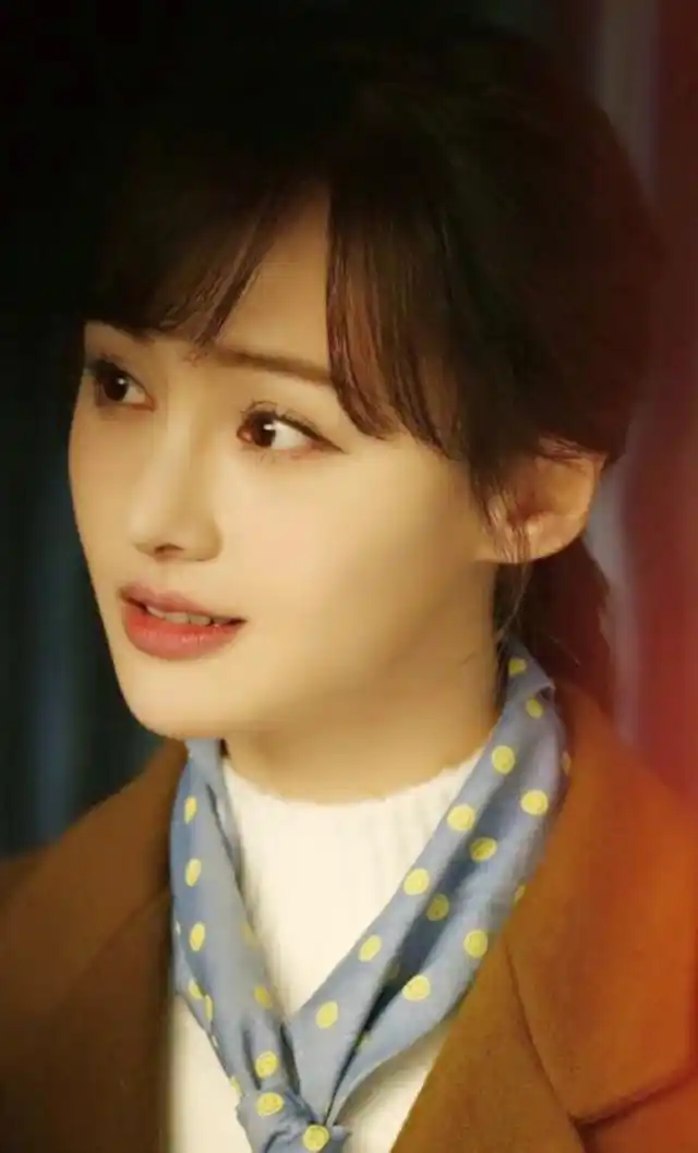 郑爽新剧《翡翠恋人》剧照曝光,御姐萝莉无痕切换短发长发都美