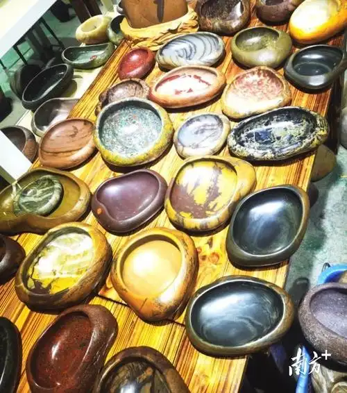 信宜"80后"将鹅卵石变加工艺术品_房产资讯_房天下