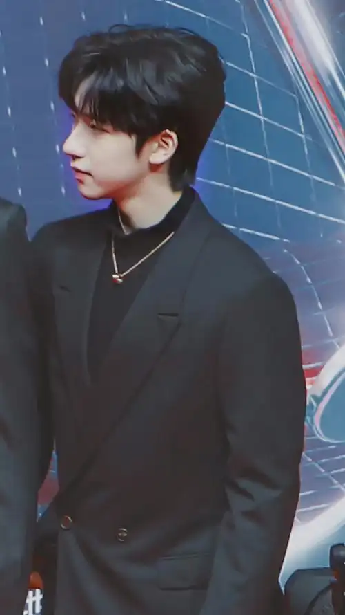 愚人节贺图##贺峻霖寸头童年照