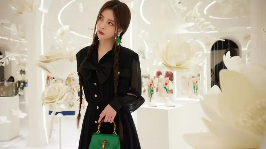 53:宋妍霏bamboo包 俏皮双马尾 逛《寰宇古驰》典藏展