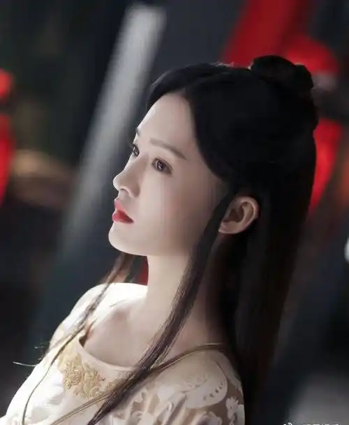 李沁古装剧照甜美写真