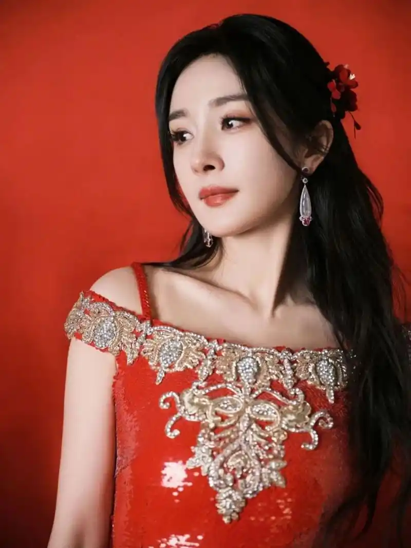 杨幂身穿 laurence·xu 红色刺绣亮片礼服,犹如一朵盛开的红玫瑰,在