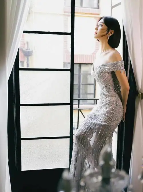 44岁的秦岚真减龄职场风穿搭优雅又知性谁看了不迷糊