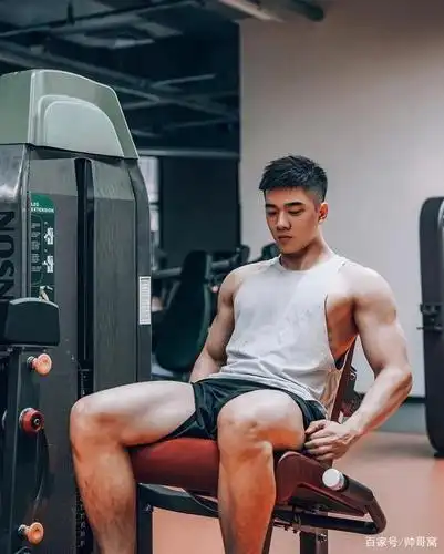 95后小奶狗,好身材,高颜值,健美体形穿衣有范!