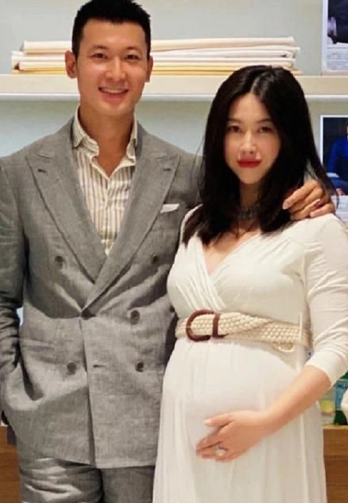 37岁朱珠官宣当妈,老公晒宝宝正脸照,女儿完美遗传了妈妈的梨涡