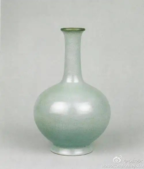 因釉中含有玛瑙,色泽青翠华滋,釉汁肥润莹亮,被历代称颂,有"宋瓷之冠"