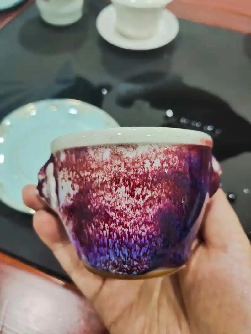 放大图片可以看到气泡流状鲜活明亮钧瓷窑变色中红为贵紫为最也在此杯
