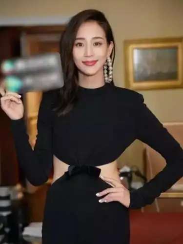 张钧甯真敢穿,转身那一刻被惊艳到了,网友:简直就是"腰精"