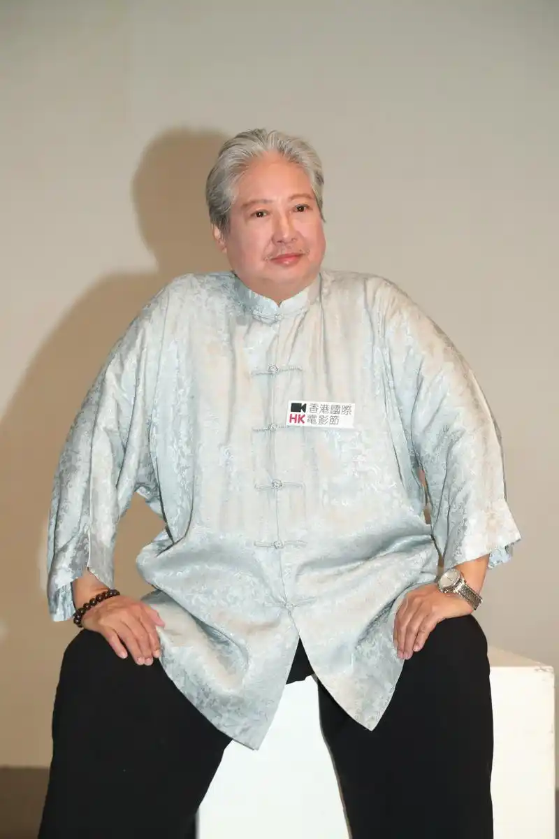 原创67岁洪金宝近照瘦了不少,小13岁娇妻身材保养得当气质好