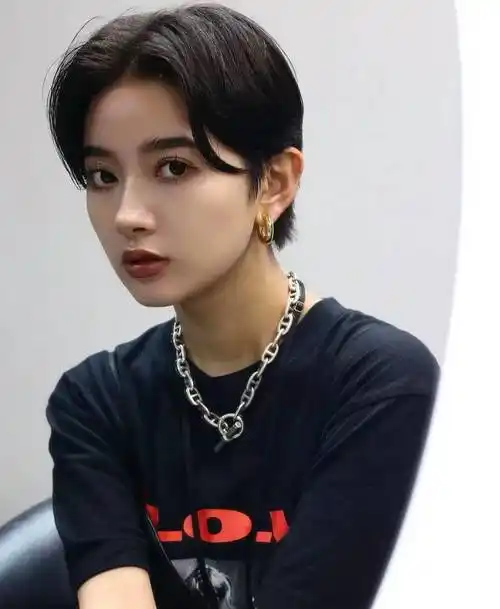 帅气中分女士短发,一看就不一样,喜欢就试试_发型_女性_魅力