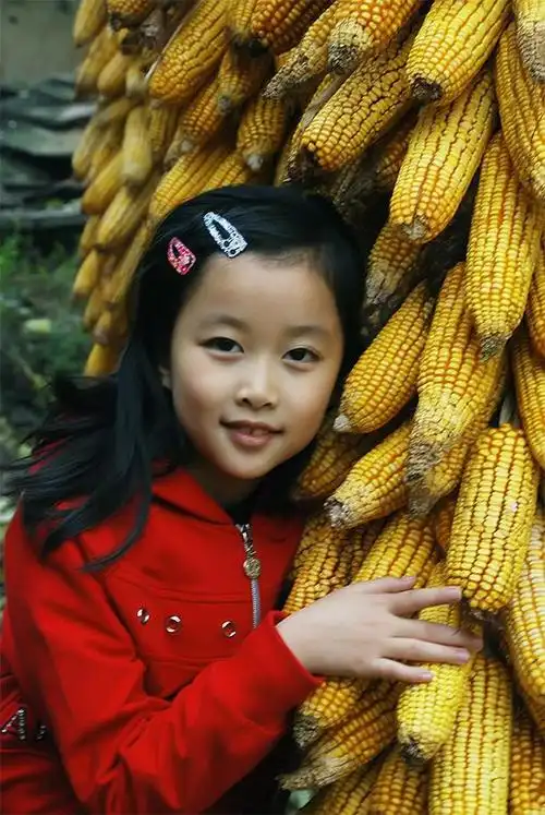 这是一种发自内心的真实的笑容.