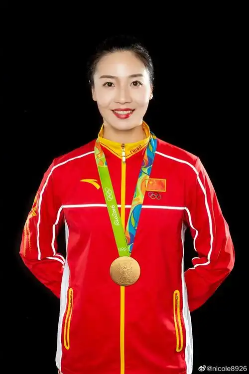 前女排队长晒全家福魏秋月让儿子戴奥运金牌随后宣布重要决定