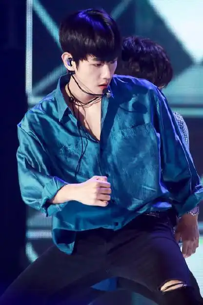 爱豆华美的服装造型!边伯贤的蓝丝绸,郑秀晶"红灯"时期绝美!