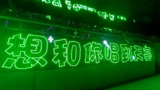 被王源的应援震撼到,围了一个圈,映绿一片天#王源绿海