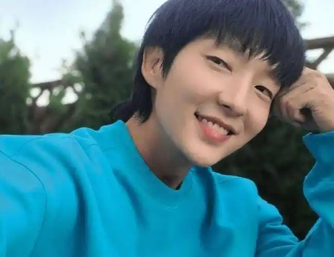 原创原创39岁李准基近照对镜头微笑少年感满满滤镜开太过硅胶感十足