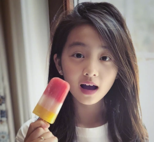 可网友的声音中,却有很多不和谐的: 13 岁的孩子染头发,这么「早熟」