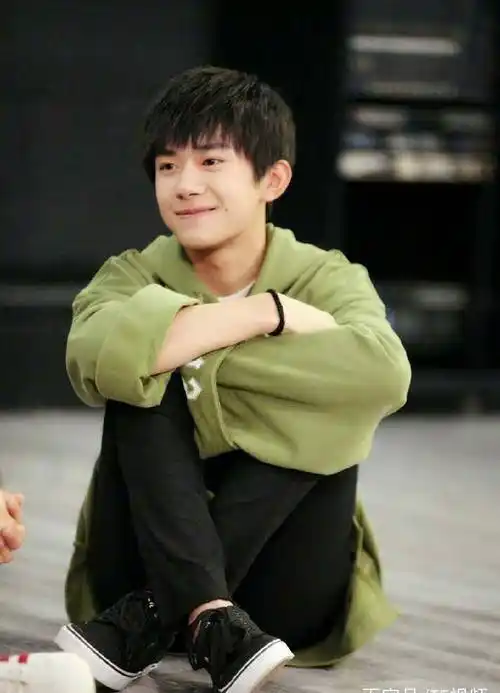 看易烊千玺如何用别针解锁穿衣新时尚_网友_裤腿_大佬