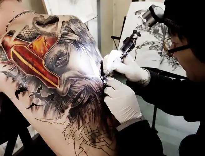 想问个满背的纹身,大约多少钱?