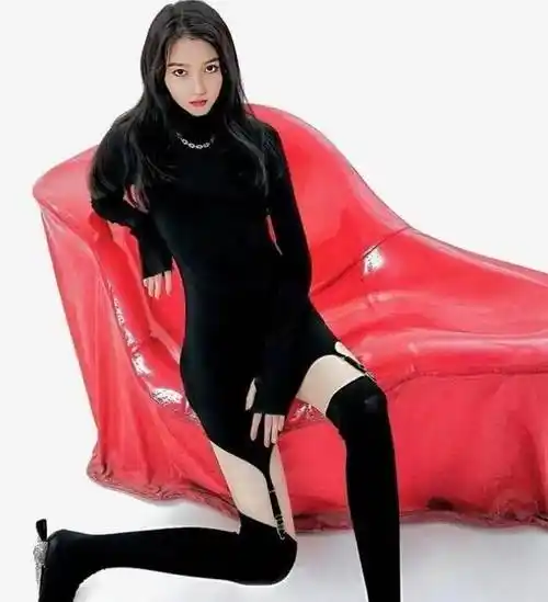 关晓彤越来越开放了,黑色吊带丝袜和连裤袜展现出她迷人的身材!