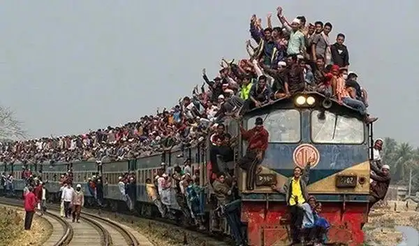 印度拥挤的火车加剧了新冠病毒疫情的蔓延__凤凰网