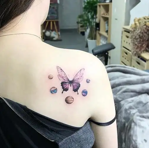 肩背星球蝴蝶纹身图案