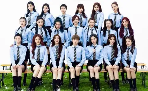 the9成员聚餐合影,喻言白嫩肌吸引眼球,养护秘诀只有一点