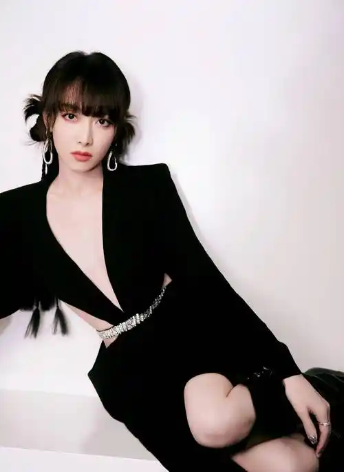 宋茜穿黑色深v露腰长裙又美又辣!小秀性感身材_时尚_照片_个性