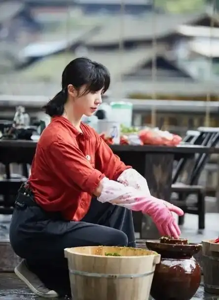 孙莉参加《向往的生活》尽显端庄,看她就好像看到了长大后的多多