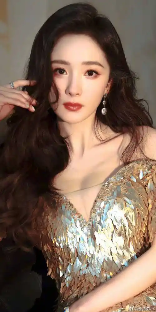杨幂个人ins更新##杨幂鎏金羽翼裙