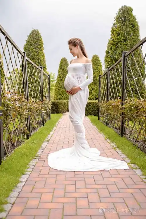 美丽而轻松的怀孕从一个怀孕的漂亮女孩的肚子里出来的长火车