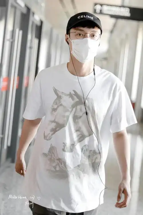 张艺兴到达敦煌路透96,白t搭配帽子眼镜,时尚休闲……|张艺兴|敦煌