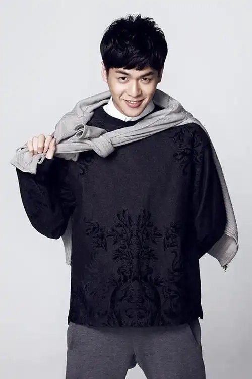 男明星:人气偶像张若昀初冬写真 大展招牌笑容暖人心-小虾米