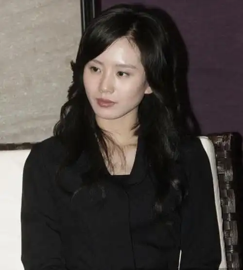 网曝刘诗诗6年前旧照的素颜出席活动还带着牙套!