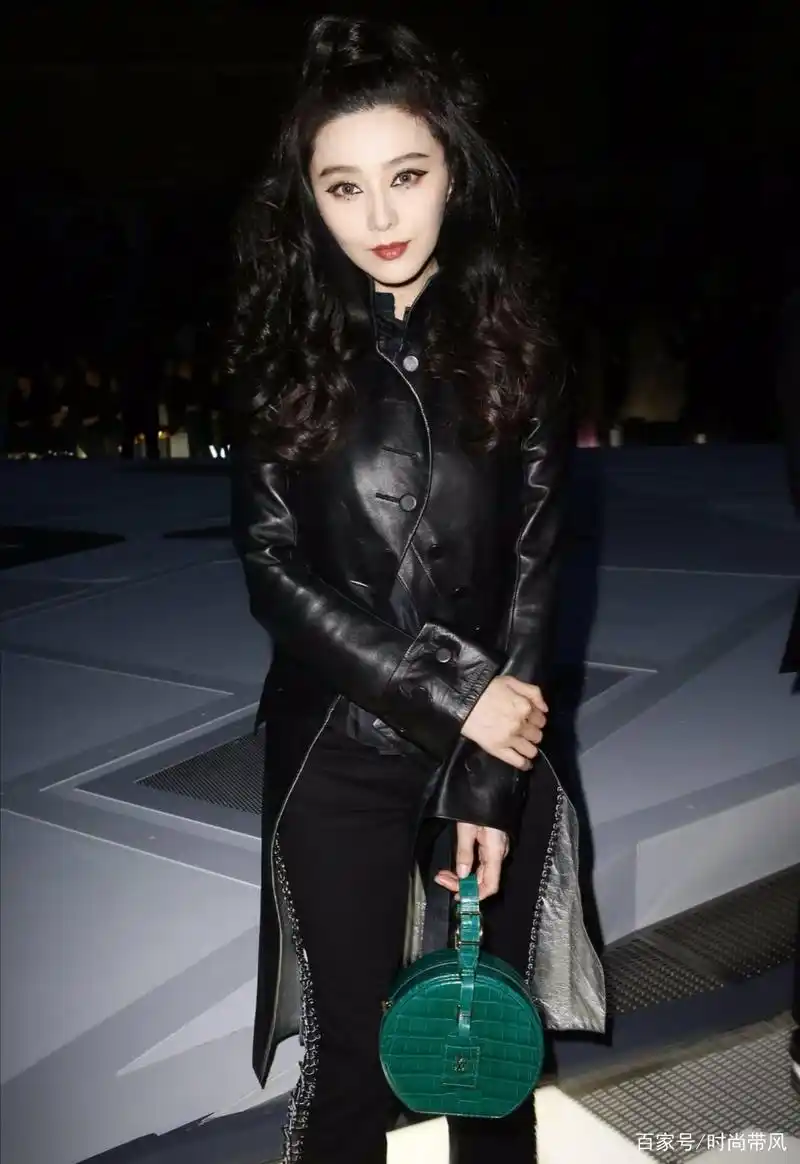 范冰冰穿黑色修身加长皮衣,搭配黑色九分微喇裤,帅酷时髦